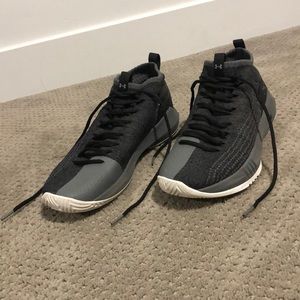 Mens basketball shoes. Size 11, grey, under armour